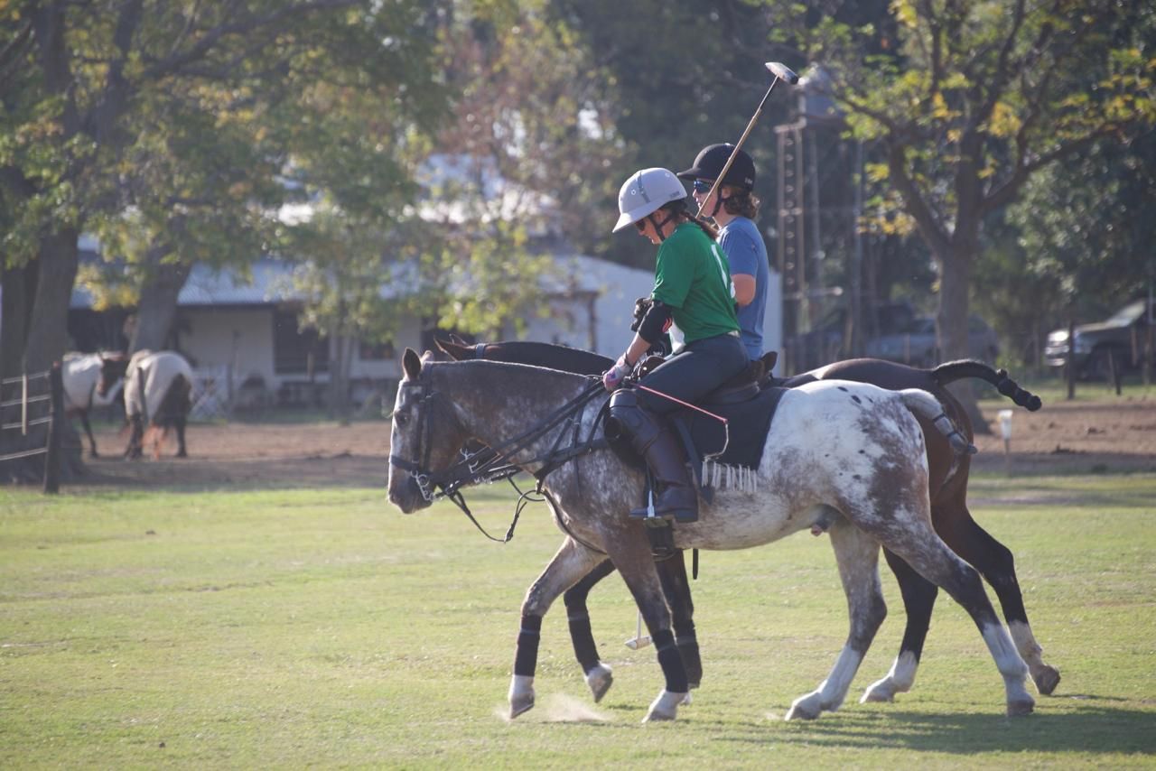 Jennifer y otra jugadora a caballo, en una práctica en el club.